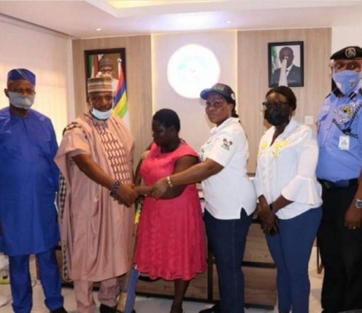 Lagos State Govt Hands Over Amputee Hawker, Mary Daniel to her Kinsmen