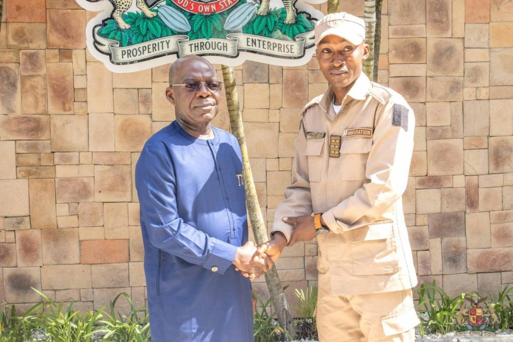‎Gov Otti Commends Abia-Born Immigration Officer Who Rejected 10Million Naira Bribe, Thanks Organizers Of Oha Isiala Ngwa Grand Civic Reception